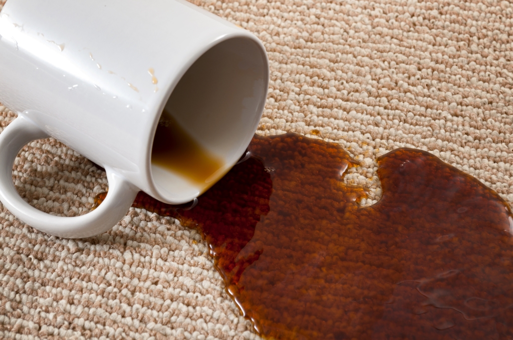 koffievlekken verwijderen uit tapijt