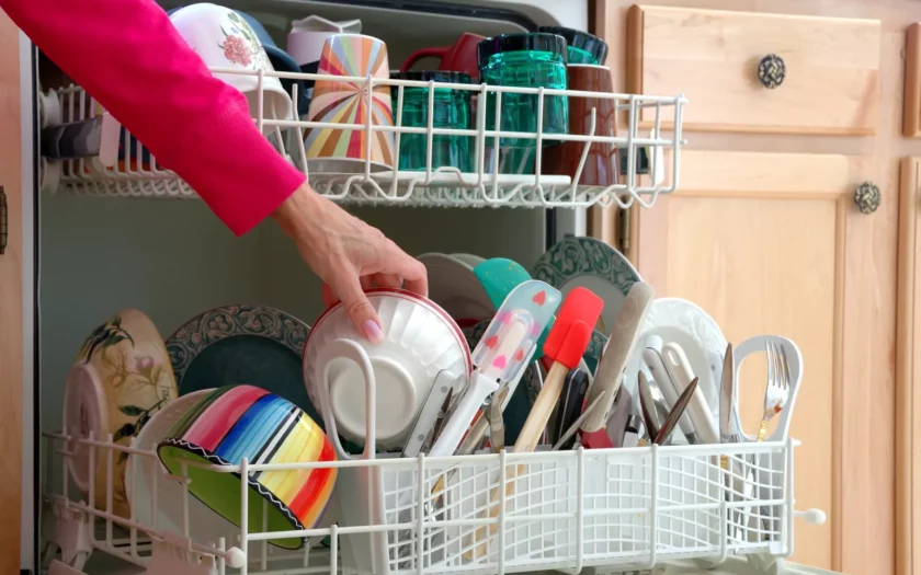 waarom ruikt mijn vaatwasser zo vies