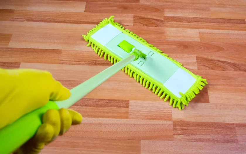 waarom wordt mijn vloer plakkerig na het dweilen