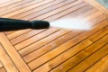 gele vlekken op tuinmeubels verwijderen