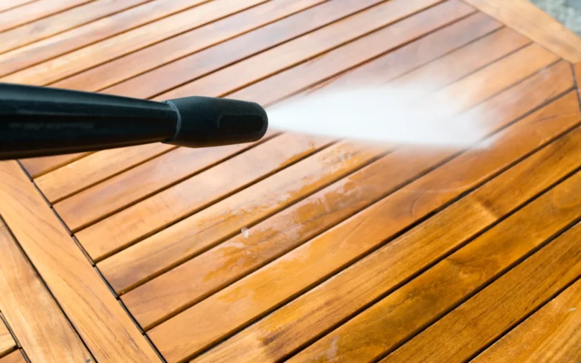 gele vlekken op tuinmeubels verwijderen