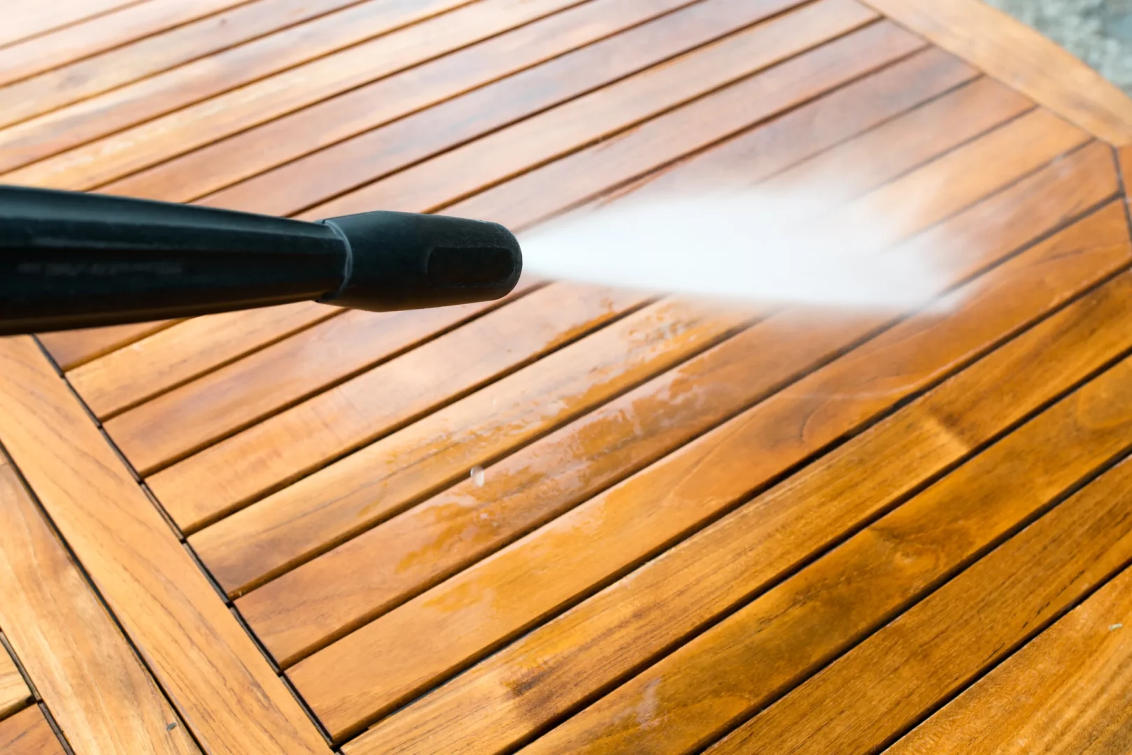 Gele vlekken op tuinmeubels verwijderen: de beste tips voor kunststof, hout en wicker 1 gele vlekken op tuinmeubels verwijderen